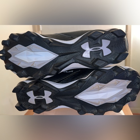 Under Armour football cleats black/white size 8 Mens. Good Condition - Picture 8 of 8